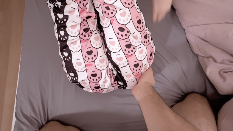 LittlePinky140: Piccola cosetta carina in pigiama coccoloso viene scopata in posizione...