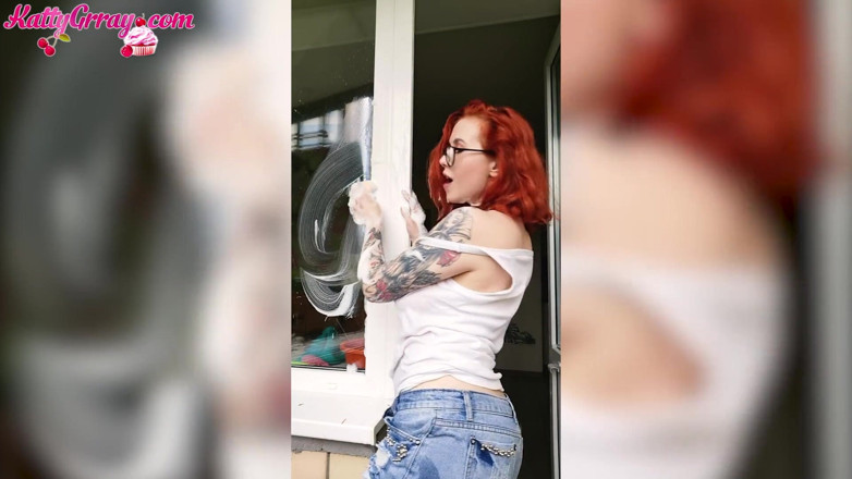 Katty Grray: Une fille sexy nettoie le balcon et montre son corps...