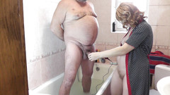 XXX-Platinum: V koupelně sexy nahá žena oholená Pubis a koule nevlastního otce