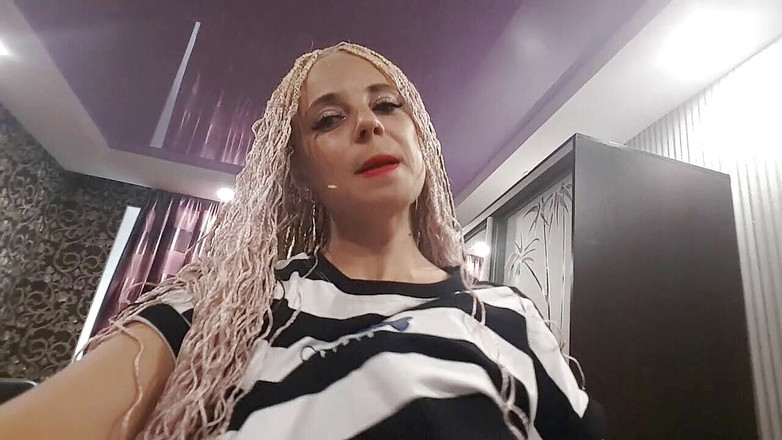 LarisaCum: Schau dir meine neuen zöpfe und meinen sexy roten lippenstift...