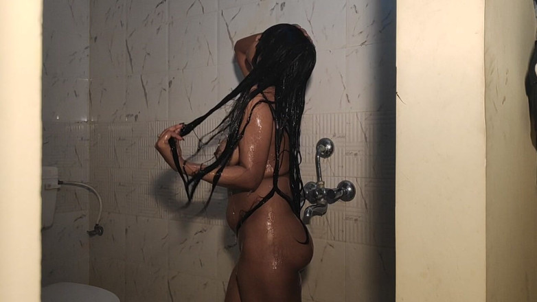 Alia Advani: Alia Advani Natural Tits Girls Secret Shower Escape