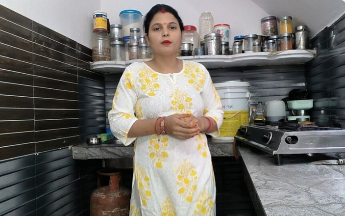 Pyaripooja22: Een heel mooie en sexy stiefzus kookte in de keuken,...