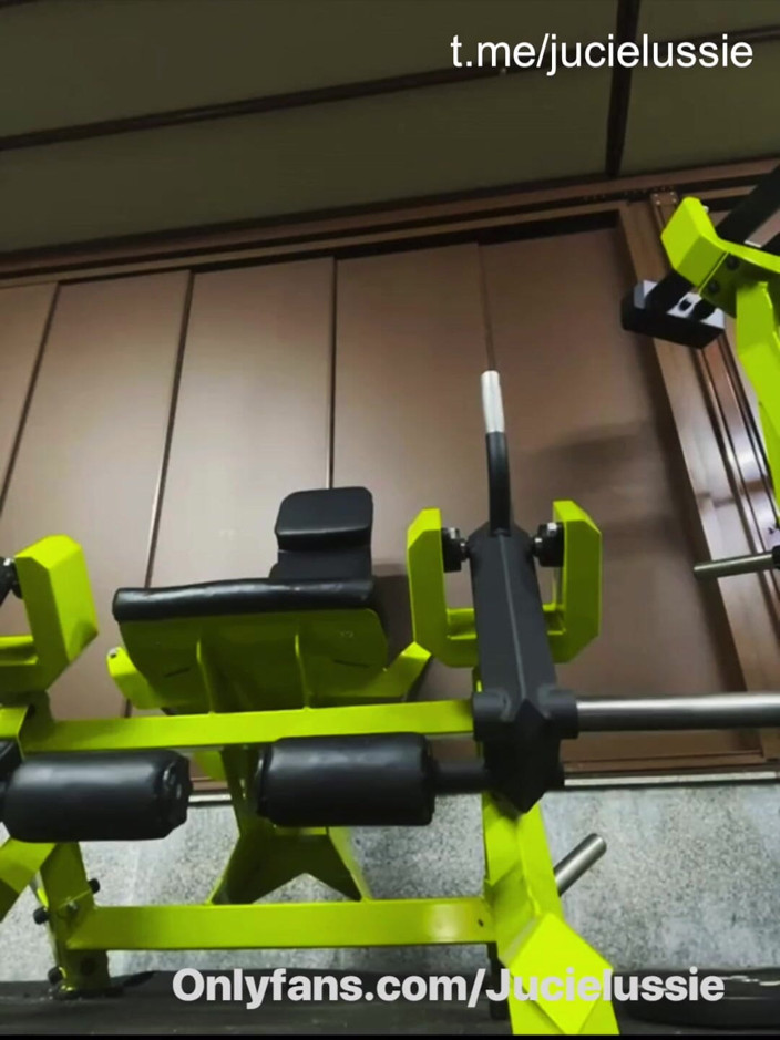 JuiceLussie: Awek panas dalam latihan gim dan bermain dengan dirinya