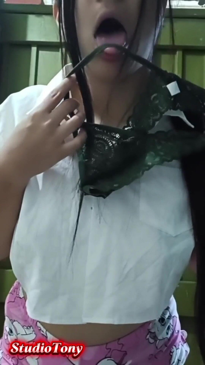 Yuli and tony: Ünlü fenomen Yulieth Gomez ateşli vajinasını gösteriyor