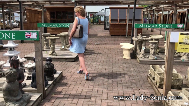 Lady Sonia: Lady Sonia - Ao ar livre e bem oleada