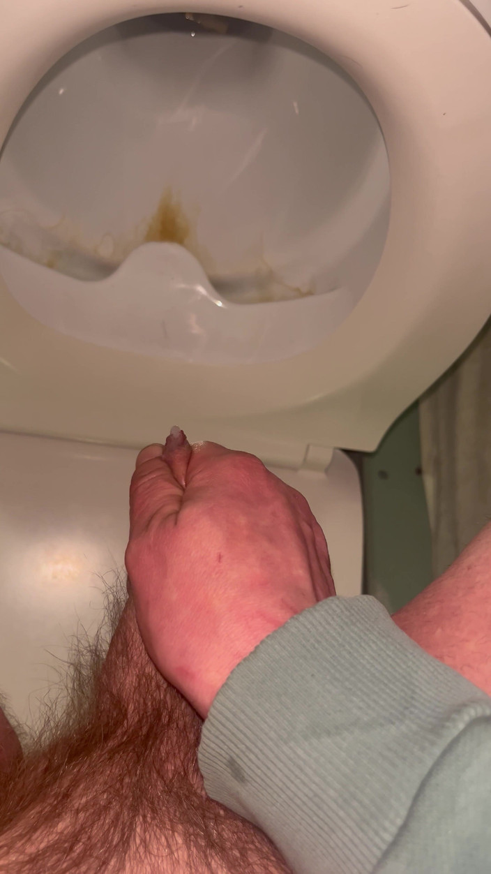 Young cum: 男性がトイレで自慰をし、クローズアップやトイレで撮影している