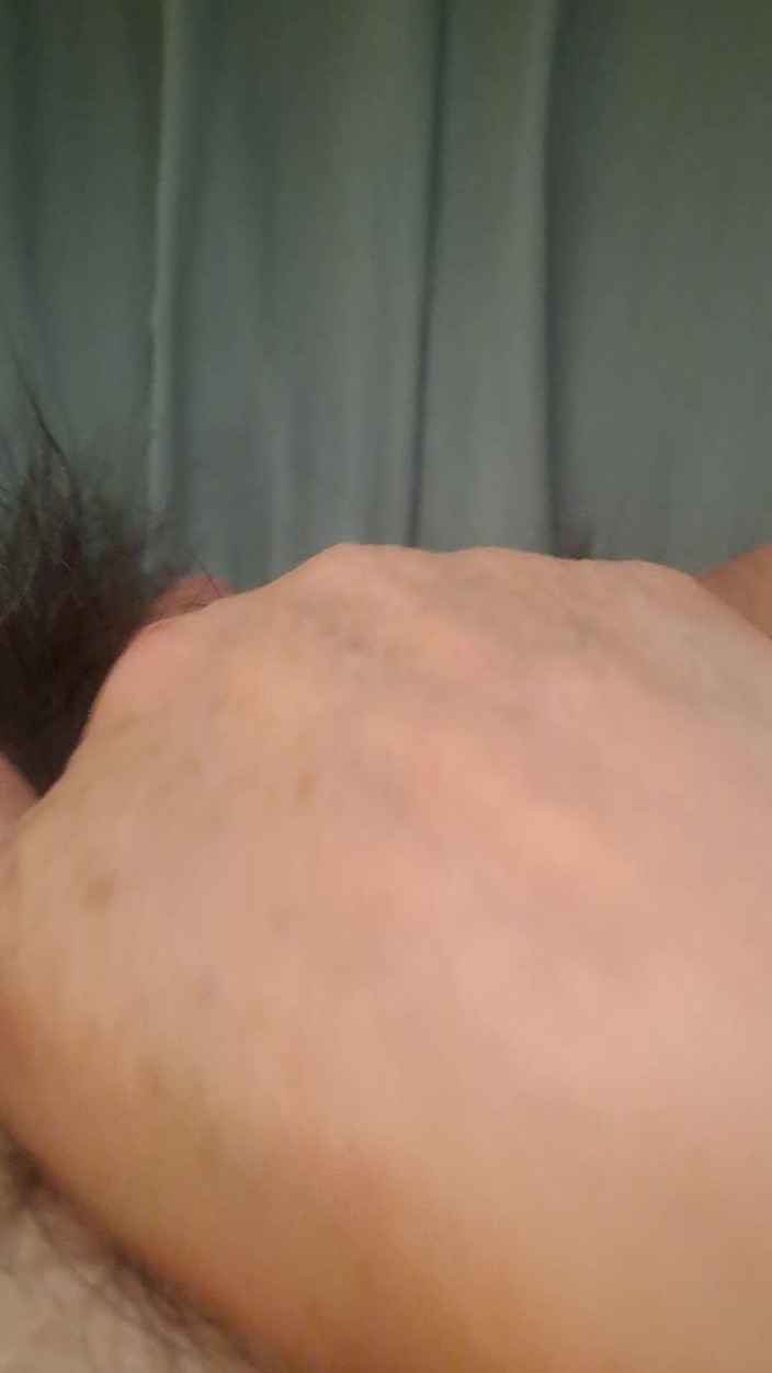 Mommy big hairy pussy: 熟女抚摸她毛茸茸的阴户