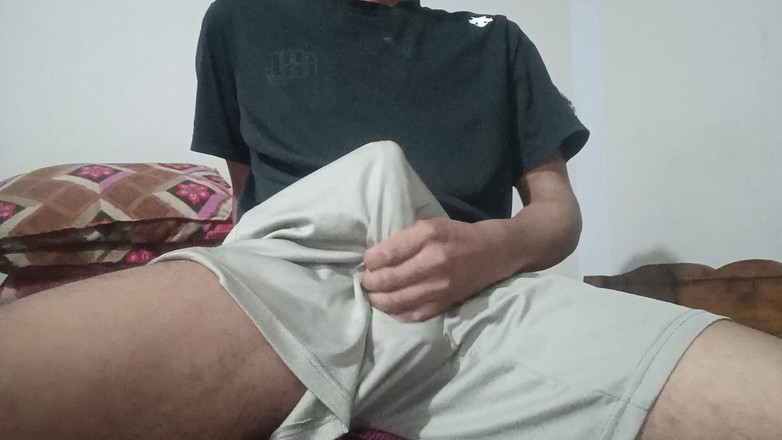 Handsomebulge12: Un ragazzo molto eccitato si masturba