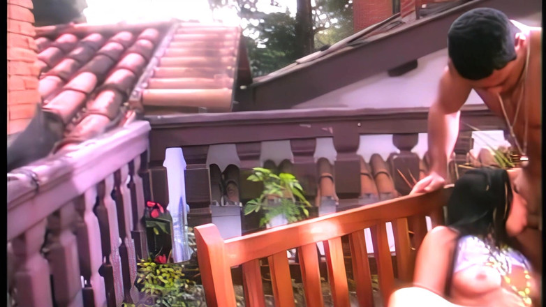 Perv Milfs n Teens: ビーチの若い美しさは、猫の底に2つのコックを手に入れました。