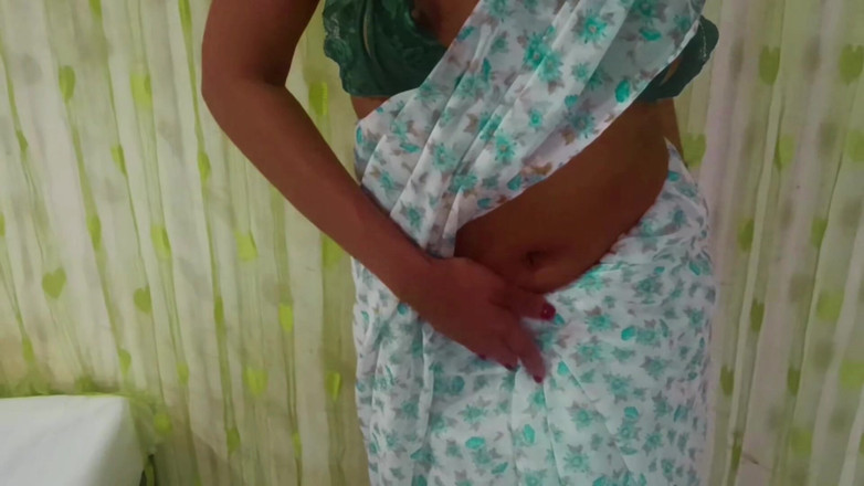 Priyanka_David: Pertunjukan solo tante seksi india dengan kain sosis