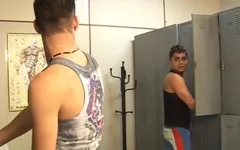 L'istruttore di palestra Andrey Andrade aiuta il ragazzo latino Alan mendes ad alleviare la tensione muscolare