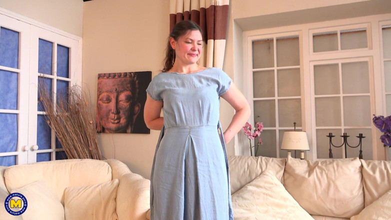 Mature NL: Aurora Frost, Première Fois, Se Sent Vraiment Coquine Aujourd’hui!