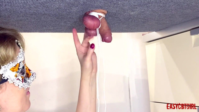 AnnyCandyPainboy: Mistress lega le palle e schizza si sditalina sulle palle...
