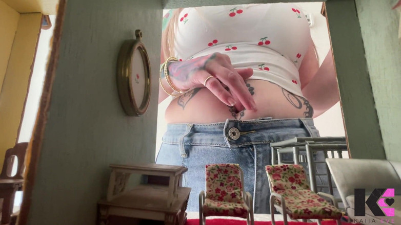 Kaiia Eve: Cewek raksasa nakal ini meringis kesaksaan dan telan spermanya sampai...