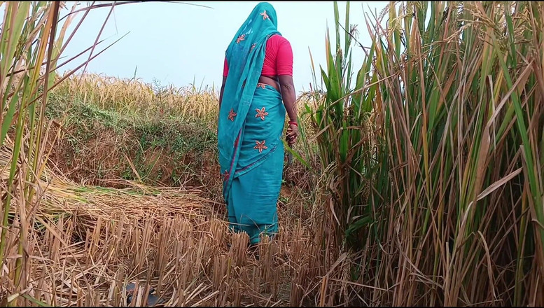Riyadesi18: Toen de schoonzus Paddy aan het snijden was, neukte de...