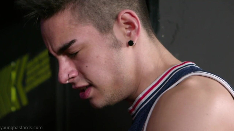 Young Bastards: Sexy výprask s čerstvým, svalnatým rošťákem Valentiem Ribasem