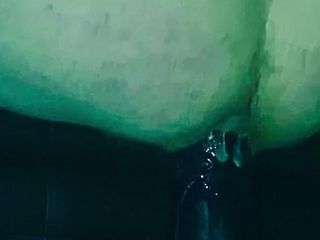 Haggy Baggy: एक विशाल डिल्डो की सवारी।