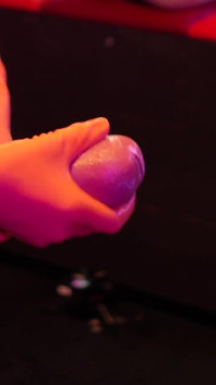 58.7 Enorm pegging med cumshot