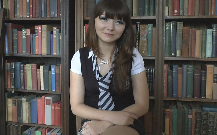 St Mackenzie's Archive: Dyrektorka przeprowadza wywiady z Heleną o swoim małym kutasie