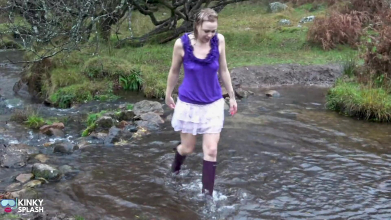 UKCuteGirl Lucy Lauren: Welly Sploshing in stivali e senza mutandine!