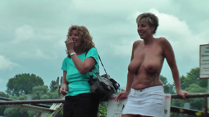 Lesbian Stories: 丰满的熟女们正在取悦她们湿润的阴户