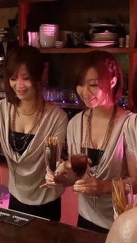 Orgia di sesso scambisti con piccole ragazzine asiatiche nel club giapponese