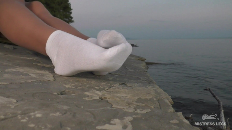 Mistress Legs: Erstaunliche herrin füße in weißen socken über nylons