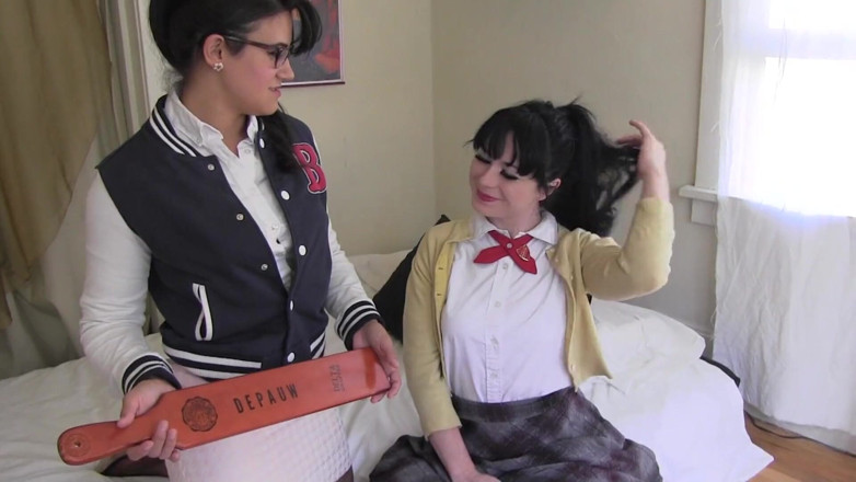 Lesbian Love Movies: Lesbiennes - fessée et baise avec un gode ceinture