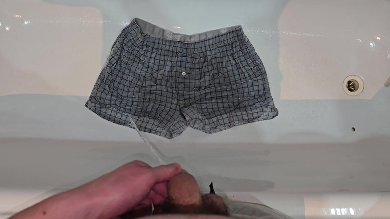 Alpha pee king: Я писаю на шорти свого боксера у ванні