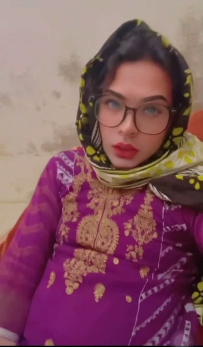 Apple00001: Footjob Transgender yang cantik