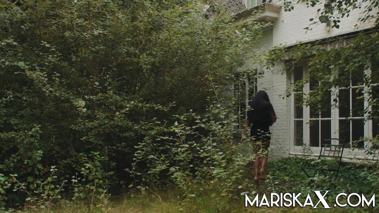 Mariska x: Mariska buitenshuis geneukt door grote zwarte lul