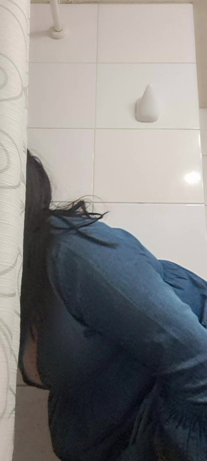 Mommy big hairy pussy: In bagno mi vuoi vedere, sono calda