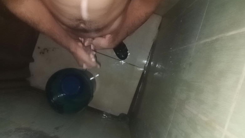 Cute boy jerks off: Mężczyzna zostaje zarozumiał i piłki w wannie jednokomorowej