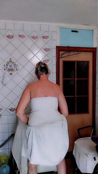 Hete huisvrouw Lukerya in witte kanten lingerie