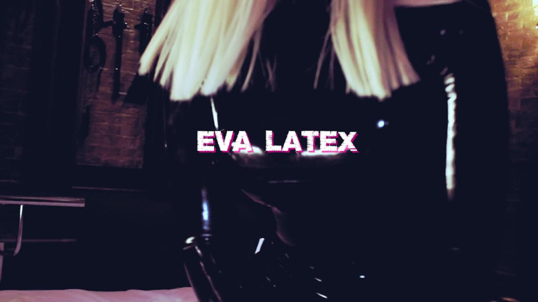 Eva Latexxx: La dominatrice sexy Eva Latex joue avec une bite CBT...