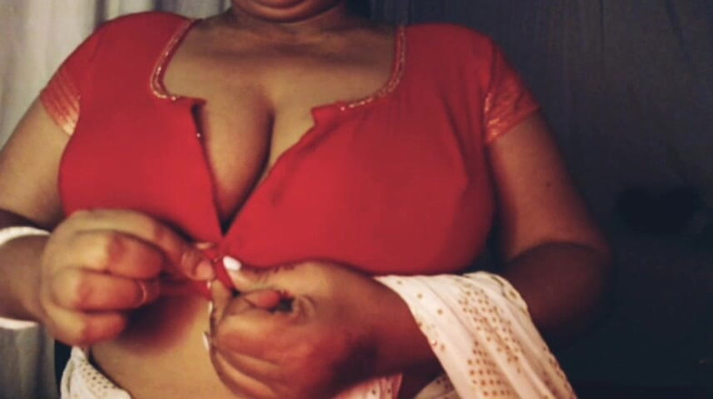 HotGirl21: Gadis seksi ini lagi asik ngusap toketnya sambil pamer dan...