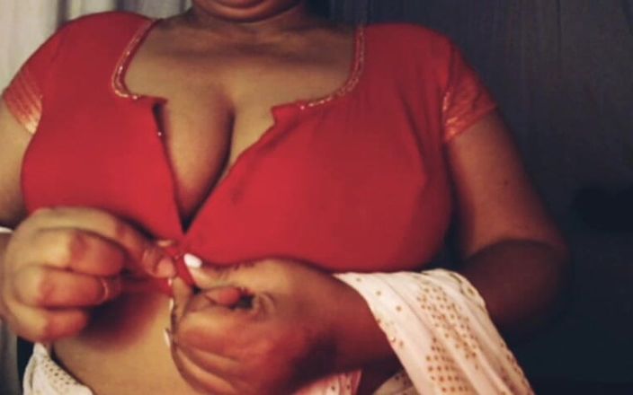 HotGirl21: Seksi kız açık açık basın göğüsleri meme ucunu gösteriyor ve...