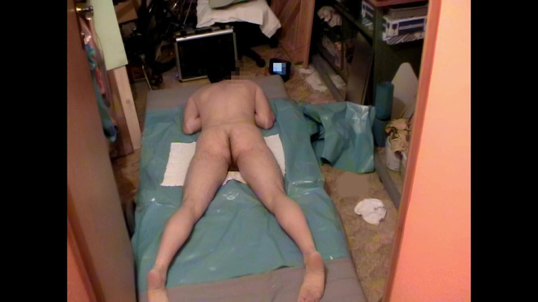 Mark Hannes: Une bosse à poil se masturbe dans un atelier amateur