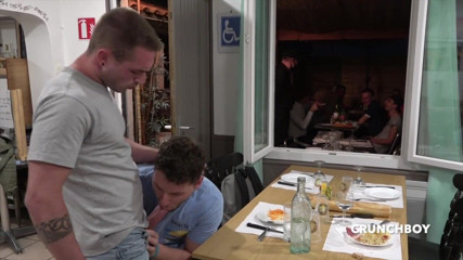 When straights boys fuck their gay friends: Hetero-junge fickt einen schwulen im restaurant