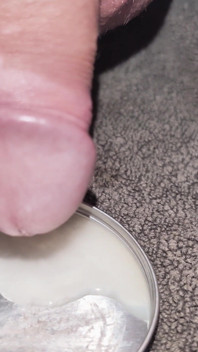 Jogar, borda e vazar muitos esperma precum spunk. Close na carga de porra grossa. Engula minha própria carga