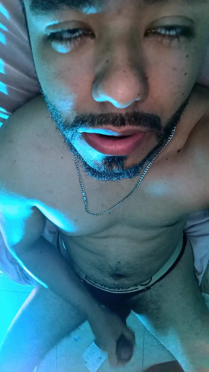 Tommhot: Un latino en string masturbe sa bite non circoncise