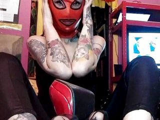 Miss Wagon Vegan Fetish: Mlle Wagon Végétalienne - fétiche masquée en caoutchouc