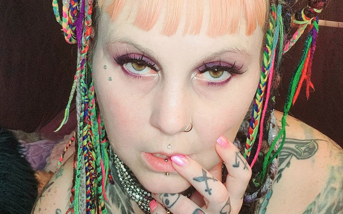 Madame Stiletto: Horney单身妈妈没有鸡巴，所以我不得不玩弄自己