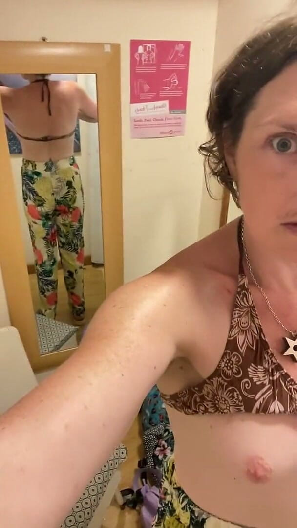 MistressWriggler: Picioare Lungi, Pantaloni Scurți Scurți, Țâțe Perfecte.