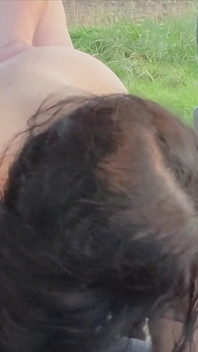 18 岁的 Teen 在车里乞求粗暴的性行为，她像荡妇一样做爱