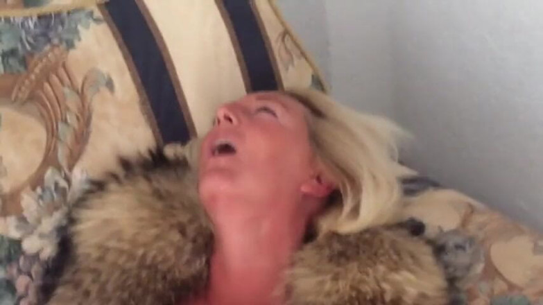 The Orgasm Queen: Masturbatie in mijn bontjas en nylonkousen