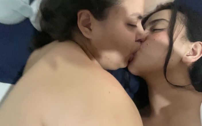 Zoe &amp; Melissa: गुड नाइट लेस्बियन चुंबन