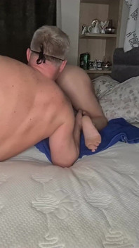 Lambendo ambos os buracos sensuais de uma mãe madura muito gostosa