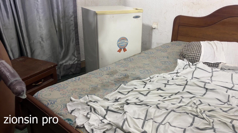 Zion: 継母がいない時に、大きなムスリムの義理の妹とセックスします