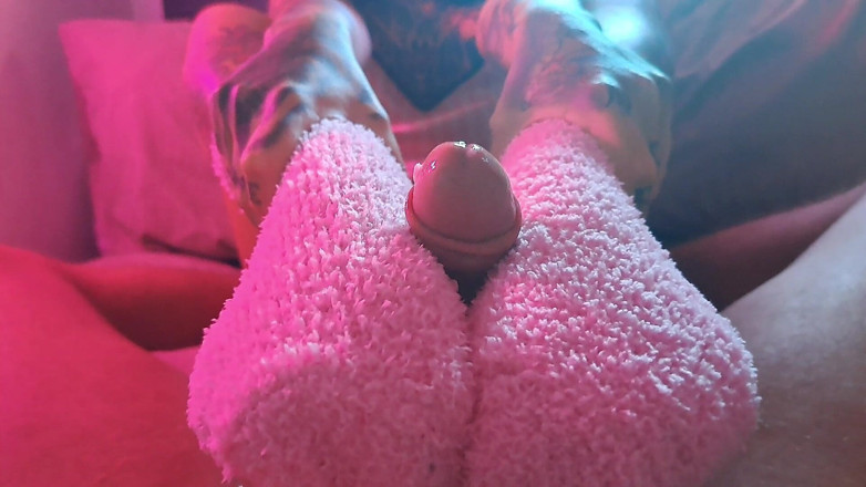 Yourfavecumslut: merah muda fluffy lagi asik nyepong sampai dicrot sperma banyak...